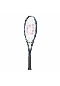 Wilson tennisracket met een donkerblauwe frame, voorzien van een rood logo, witte snaren en een gestructureerde zwarte grip.