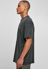 Urban Classics SMALL EMBROIDERY  - Základné tričko - black