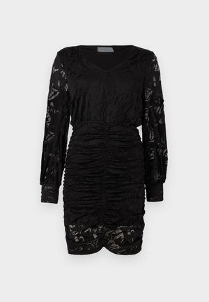 Schwarzes Kleid mit langen, durchsichtigen, gemusterten Ärmeln und geraffter Textur am Oberteil und Rock, mit einem V-Ausschnitt und taillierter Form.