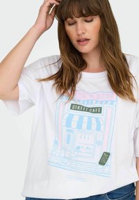 Balti trumpų rankovių marškinėliai su mėlynu ir rausvu kavinės piešiniu ir tekstu. Minkšta medžiaga, laisvas ir patogus fasonas.