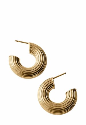 Par de pendientes aro en tono dorado con ranuras, extremos abiertos y postes rectos para orejas perforadas sobre un fondo blanco.