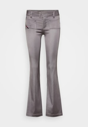 Pantaloni grigi svasati con una texture liscia, due tasche frontali e chiusura a doppio bottone in vita.