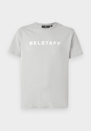 Hellgraues Baumwoll-T-Shirt mit kurzen Ärmeln, das ein weißes "BELSTAFF"-Logo auf der Vorderseite trägt. Klassisches Rundhalsausschnitt-Design.