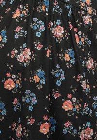 Tecido preto com um padrão floral que apresenta flores em rosa, azul e branco. O material é macio e possui uma superfície ligeiramente texturizada.