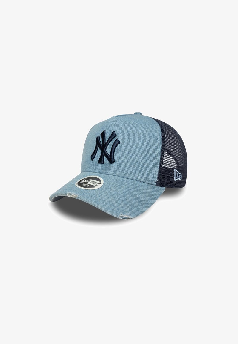 Casquette de baseball bleu denim avec un dos en maille noir, présentant un logo NY en relief marine, un bord courbé et des accents usés à l'avant.