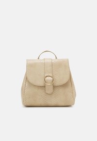 Mochila de piel sintética beige con solapa redondeada, patrón texturizado de serpiente, cierre circular de herrajes dorados y asa superior.