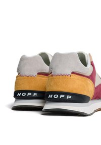 Suedesneakers i en blandning av grå, mörkröd och senapsgul färger. Har en svart sula med "HOFF"-logotyp och vadderat ankelskydd.