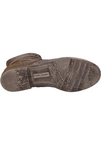 Suela de bota de cuero marrón con superficie texturizada, que presenta un diseño con patrones, puntera reforzada y marca "JOSEF SEIBEL" en el lateral.