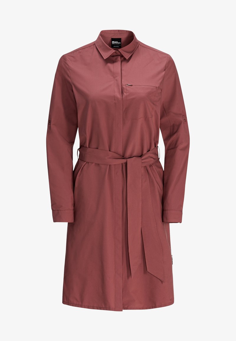 Robe-chemise à manches longues couleur rouille, avec col, poche poitrine, poignets boutonnés et ceinture assortie en tissu nouée à la taille.