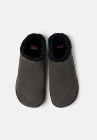 Grå swede slip-on slippers med en blød sort pelsfoering, der har afrundede kanter og en flad gummisål.