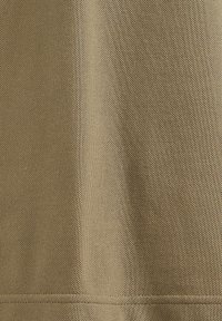 Beige stof met een gestructureerde weving, een glad oppervlak en een nette zoom. Het materiaal lijkt duurzaam en van gemiddeld gewicht.