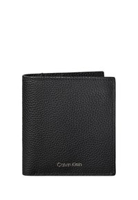 Cartera de cuero negro con textura granulada, diseño de doble pliegue y logo "Calvin Klein" en relieve en dorado.