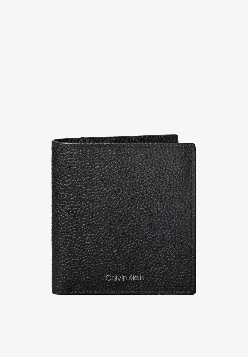 Cartera de cuero negro con textura granulada, diseño de doble pliegue y logo "Calvin Klein" en relieve en dorado.