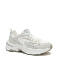 Hvide og lysegrå sneakers med en struktureret overdel, polstret krave, snørrelukning og en tyk, polstret sål med diskrete detaljer.