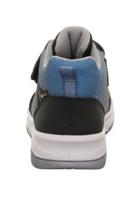 Zadní pohled na tenisku se syntetickým černým patním dílem, šedou síťovinou a modrými akcenty, s páskovým uzavíráním. Obsahuje texturovaný límec a logo.