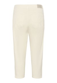 Cremefarbene Caprihose mit glatter Textur, ausgestattet mit zwei Gesäßtaschen und dezenten Nähten. Elastischer Bund mit Logostickerei.