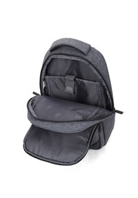 Zaino in tessuto grigio con scomparto principale con zip, interno imbottito e spallacci regolabili. Presenta diverse tasche e un design elegante.