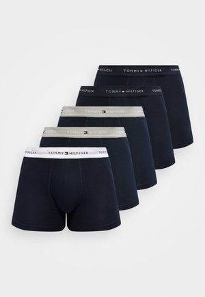 Fünf Paar marineblaue Boxershorts mit Bund in Weiß, Grau und Schwarz, alle mit dem "Tommy Hilfiger"-Logo versehen.