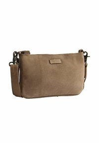 Borsa a tracolla in suede marrone con forma rettangolare piatta, tracolla regolabile e accessori in metallo. Presenta una patch con il logo sulla parte frontale.