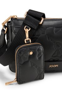 Borsa a tracolla in pelle nera con motivo floreale embossato e hardware dorato. Include un piccolo astuccio rimovibile con chiusura a zip. Cintura regolabile.