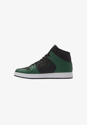 Hoge sneaker in groen en zwart met zwarte veters en een witte zool, vanaf de zijkant op een witte achtergrond weergegeven.