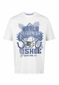 Hvid t-shirt med korte ærmer, der har et blåt grafisk design med teksten "VERDENSMESTRE FOR SKOEN" og en illustration af en fodboldhjelm.