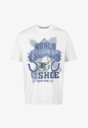 T-shirt blanc à manches courtes présentant un design graphique bleu avec "CHAMPIONS DU MONDE POUR LA CHAUSSURE" et une illustration de casque de football.