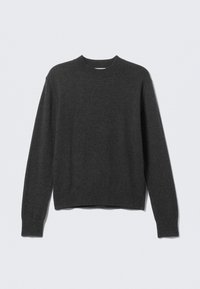Mørk grå strikkegenser med rund hals, ribbestrikkede mansjetter og nederkant. Stoffet har en glatt tekstur og har en avslappet passform.
