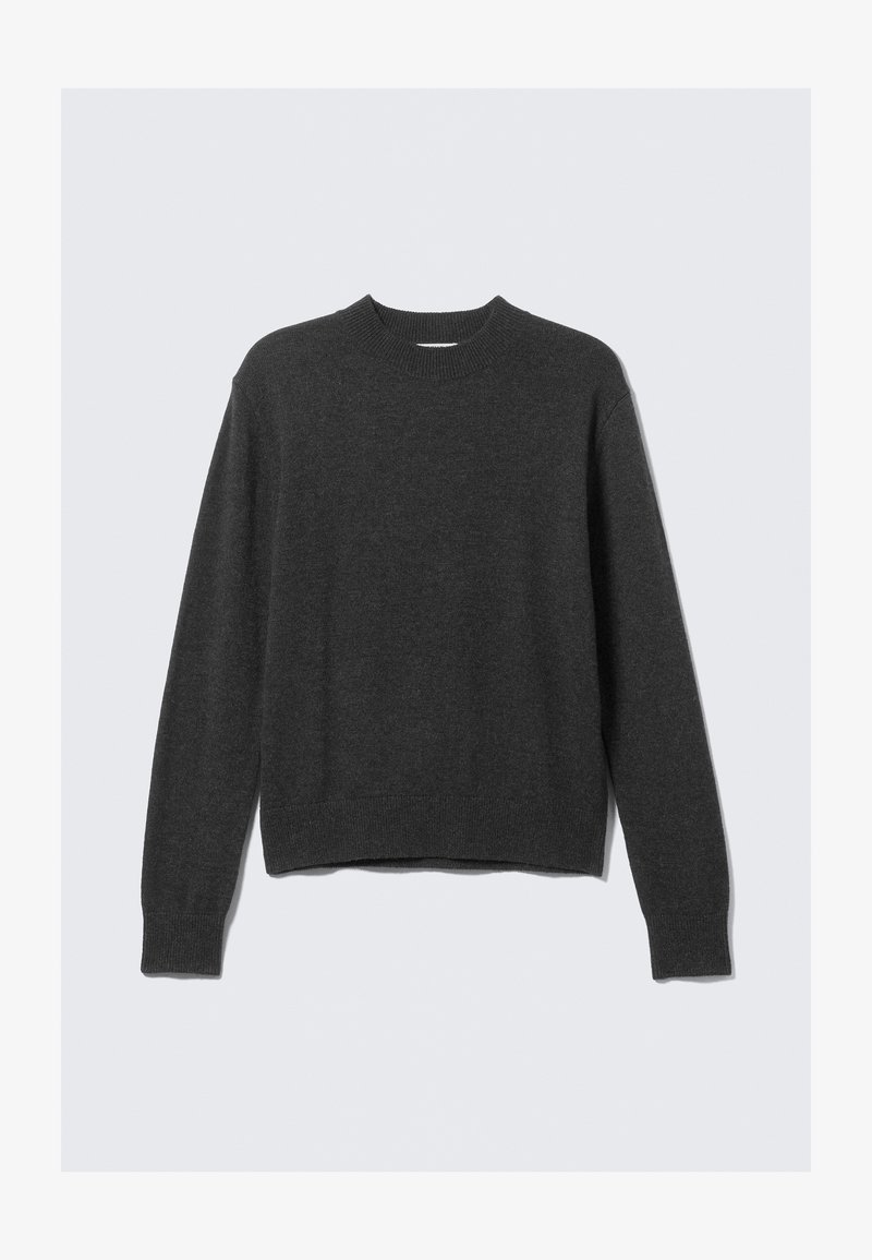 Pull en tricot gris foncé avec un col rond, des poignets et un ourlet côtelés. Le tissu a une texture lisse et présente un design à coupe décontractée.