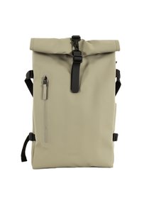 Zaino roll-top beige, realizzato in materiale impermeabile, dotato di una fibbia nera, spallacci regolabili e una tasca laterale con zip.