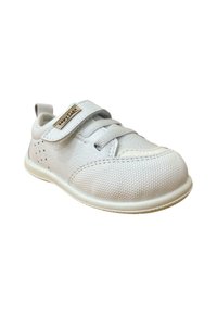 Zapatilla sintética blanca con acabado texturizado, cinta de velcro, detalles perforados en los laterales y suela de goma. Diseño ligero y flexible.
