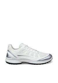 Λευκό αθλητικό παπούτσι με ασημένιες λεπτομέρειες, πάνελ από διαπνέον δίχτυ, κορδόνια στο μπροστινό μέρος και μαύρη υφασμένη σόλα για πρόσφυση και υποστήριξη.