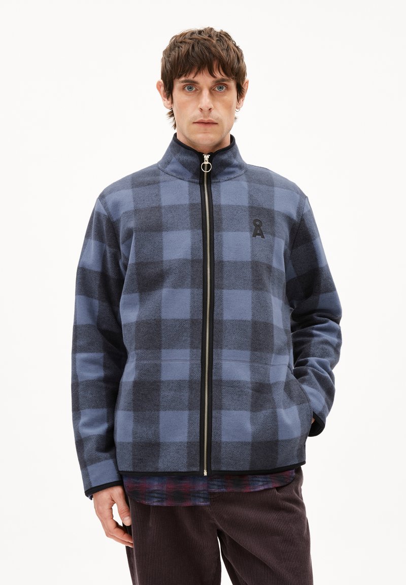 Blauwe en grijze geblokte fleece jas met een hoge kraag en volledige rits. Bevat een zwart logo detail op de borst en zijzakken.