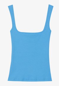 Top de tirantes azul con cuello cuadrado amplio, diseño sin mangas y silueta ajustada. Textura suave con bordes cosidos de manera ordenada.