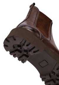 Bruine leren Chelsea-boot met elastische zijpanneel en gestructureerde rubberen zool met diepe profiel voor grip. Trekstrip op de hiel voor gemakkelijke aan- en uittrekken.