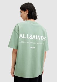 AllSaints ACCESS CREW - Apdrukāts T-krekls - shamrock green