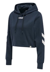 Marinblå croppad hoodie med dragsko i huvan, långa ärmar, vitt logotyp på bröstet och vita diagonalsträck på ärmarna. Mjuk tygtextur.