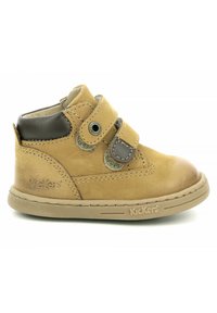 Stivale alla caviglia in pelle marrone con due cinturini in Velcro. Presenta una punta arrotondata, dettagli cuciti e una suola in gomma con logo in rilievo.