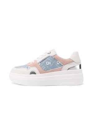 Sneaker platform bianco con pannelli in denim, dettagli in camoscio rosa, particolare metallico argento e lacci bianchi, mostrata di lato.