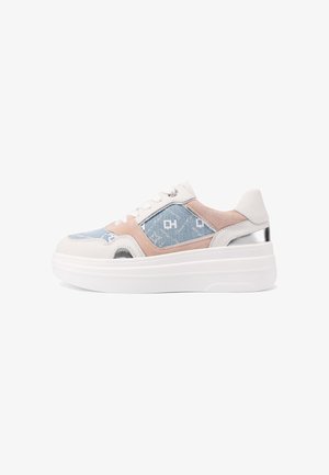 Sneaker platform bianco con pannelli in denim, dettagli in camoscio rosa, particolare metallico argento e lacci bianchi, mostrata di lato.