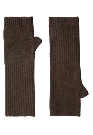 Paire de gants sans doigts en tricot marron foncé avec ouvertures pour le pouce et texture côtelée sur fond blanc.