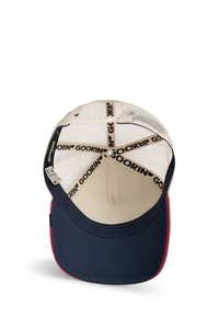 Casquette bleu marine avec une visière rouge et un dos en filet crème. La doublure intérieure présente des sangles noires imprimées avec la marque "GOORIN". Fermeture à l'arrière ajustable par pression.