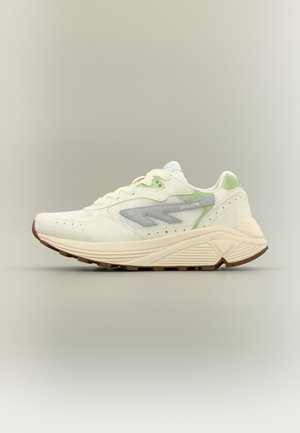 Ľahké tenisky s béžovým sieťovinovým zvrškom, sivými a zelenými detailmi, textúrovaným jazykom, polstrovaným golierom a robustnou hnedou gumovou podrážkou.