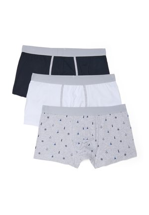 Tre boxer da uomo in nero, bianco e grigio con stampa a tema nautico; tutti hanno fascia in vita grigio chiaro e cuciture frontali.