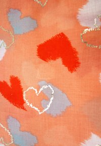 Doorzichtig stof met een oranje achtergrond, versierd met zachte, textuur harten in rood, blauw en wit, omlijnd met gouden accenten.