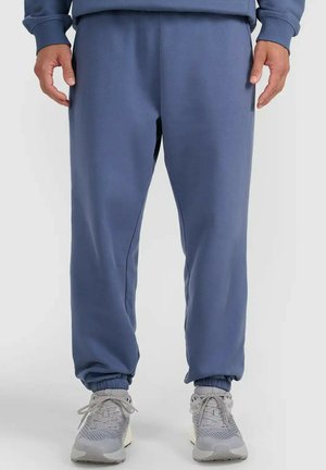 - Spodnie treningowe