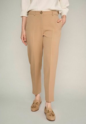 Beige Hosen mit eleganter Passform, ausgestattet mit einem vorderen Knopfverschluss und Seitentaschen. Glatte Textur mit dezenten Faltendetails.