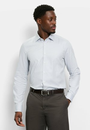 Lichtblauw overhemd met patroon, klassieke kraag, knoopsluiting aan de voorkant, lange mouwen en een gladde textuur, gecombineerd met een donkere broek en een riem.