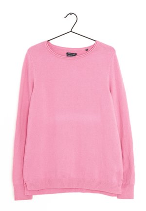 Różowy sweter z długim rękawem z okrągłym dekoltem na czarnej wieszaku, miękka dzianina, żeberkowane mankiety i dół, prezentowany na białym tle.
