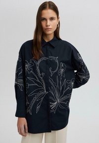 EMBROIDERED - MODEST - Gombos blúz - navy blue